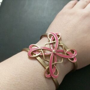 𝅺NRQ Signed Gold Tone Chunky Open Cuff Bracelet With Pink Abstract Design